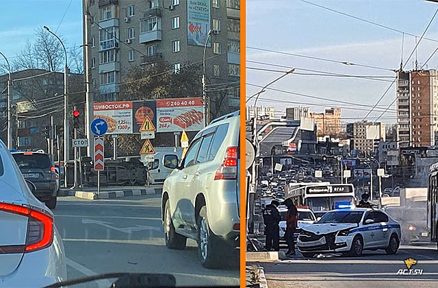 В Новосибирске Toyota врезалась в автомобиль ДПС и перевернулась