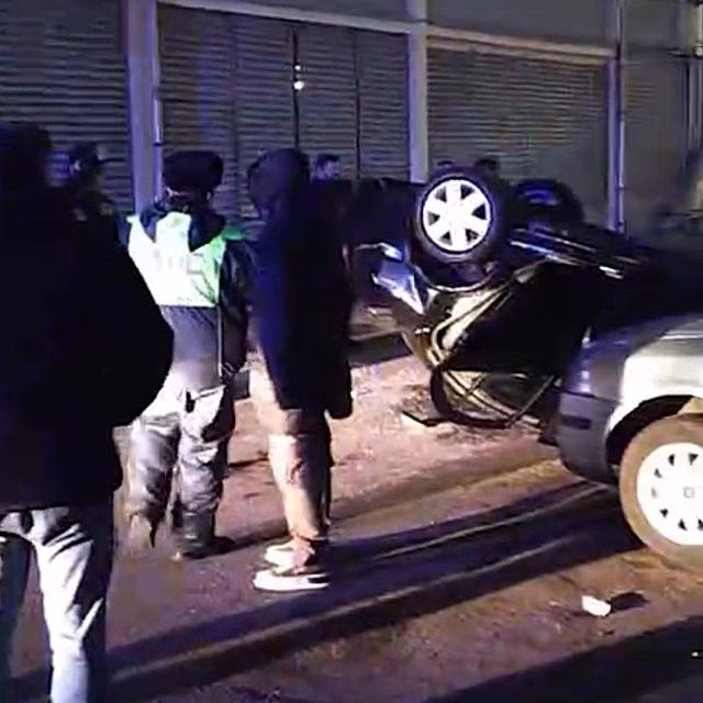 В Москве автомобиль с людьми вылетел со второго этажа парковки и попал на видео