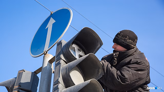 «Все отключились в одно время»: на Красном проспекте массово погасли светофоры