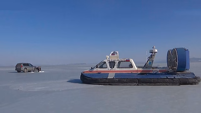 Во Владивостоке МЧС выявляет нарушителей, выезжающих на замерзшие водоемы ради рыбалки