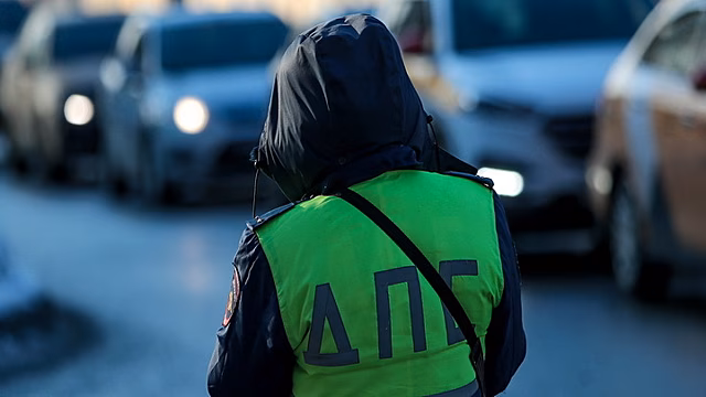 «Нашёл с кем бодаться!»: во Владивостоке столкнулись такси и БТР