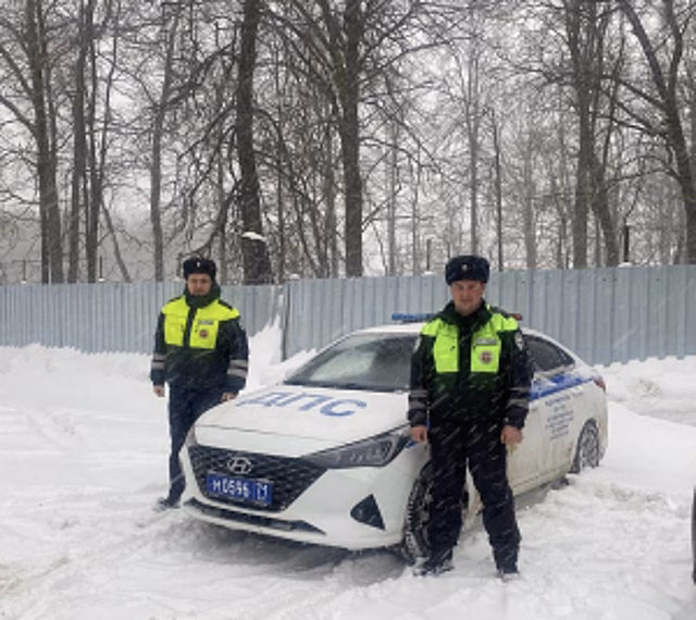 В Тульской области автоинспекторы оказали помощь водителям транспортных средств в сложных погодных условиях