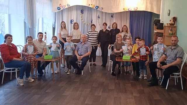 В Красноярском крае сотрудниками полиции совместно с общественниками и активистами Центра социальной помощи семье и детям провели с дошколятами занятие по знанию правил дорожного движения