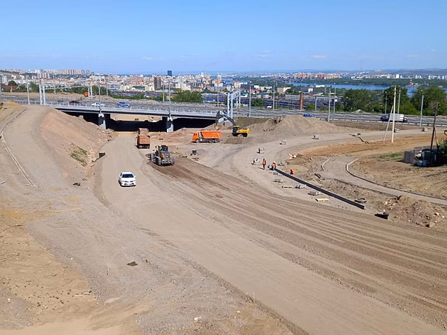 В Красноярске на развязке в Николаевке начали укладывать бордюры