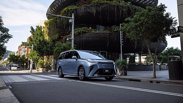 Компания LDV представила новый электрифицированный минивэн LDV Mifa 9 2023 года