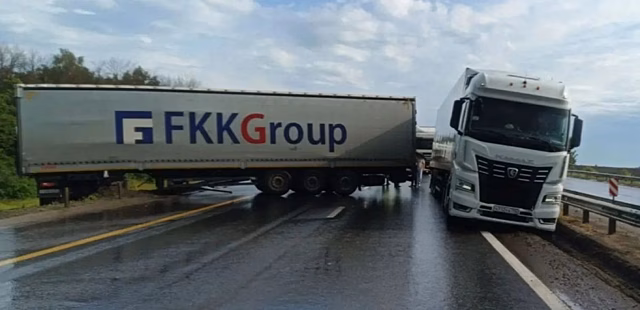 В Ефремовском районе Тульской области столкнулись два большегруза