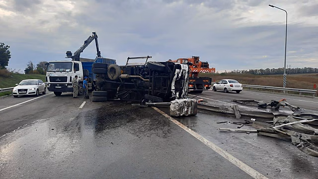 Врезался в отбойник: на Дону перевернулся мусоровоз