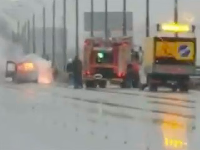 Автомобиль загорелся на Новорижском шоссе в Москве