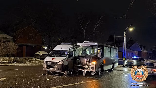 В Ростове скорая помощь столкнулась с пассажирским автобусом, есть пострадавший