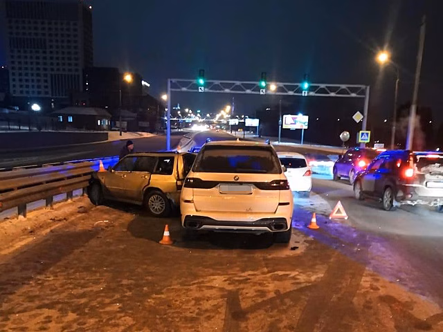 В Новосибирске в ДТП с пятью автомобилями пострадали два человека