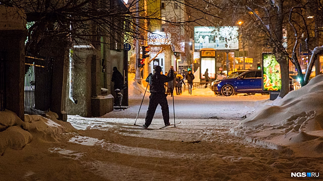 Пока все были в пробках: новосибирец пробежал на лыжах по одной из центральных улиц города