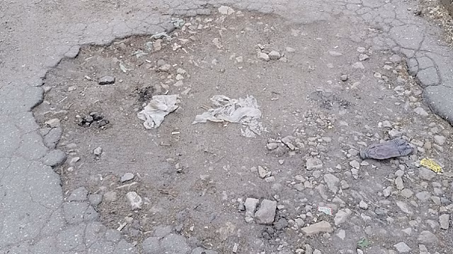 Жители дома на Гвардейской пожаловались на разбитую дорогу и старые бордюры