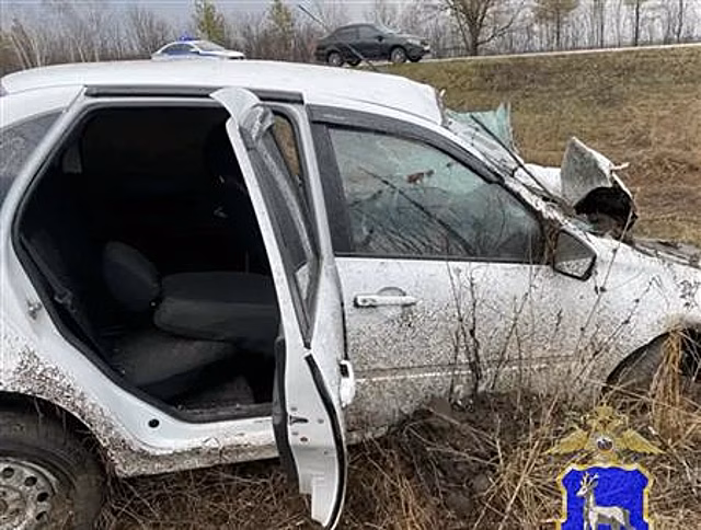 В Волжском районе водителя, улетевшего на "Гранте" в кювет, госпитализировали