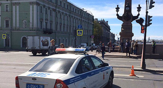 В центре Петербурге из-за подозрительного предмета перекрыт Троицкий мост