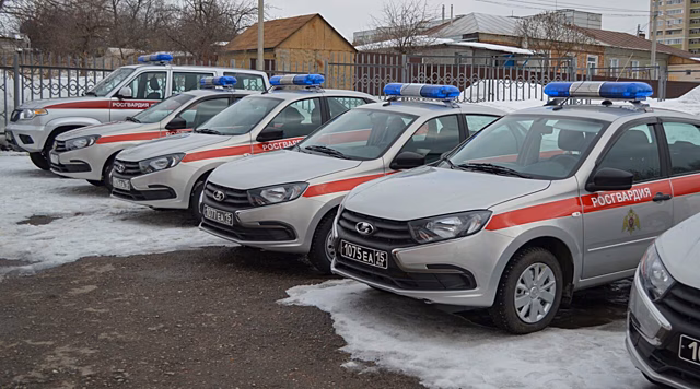 В Пензе росгвардейцам вручили ключи от новых служебных авто