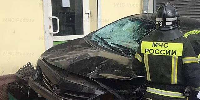 «Легковушка» въехала в автобусную остановку в Калуге, пострадали 10 человек
