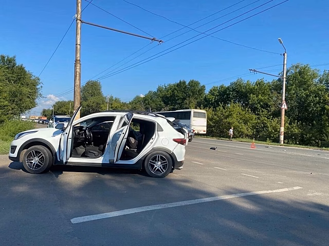 На трассе под Саратовом автобус врезался в припаркованную иномарку
