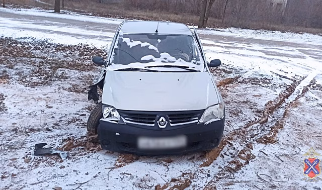 Под Волгоградом скончался водитель после наезда на опору ЛЭП