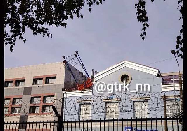 Кран перевернулся на улице Кулибина в Нижнем Новгороде