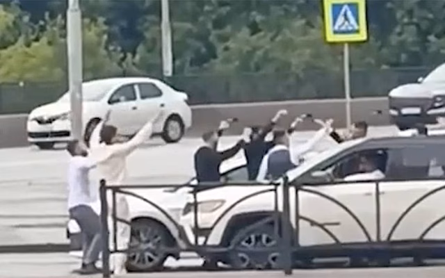 В Екатеринбурге автомобилисты перекрыли трассу и начали танцевать