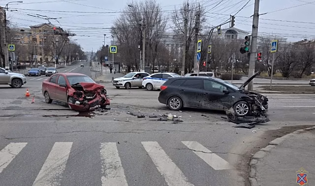 Момент столкновения двух иномарок в Волгограде попал на видео