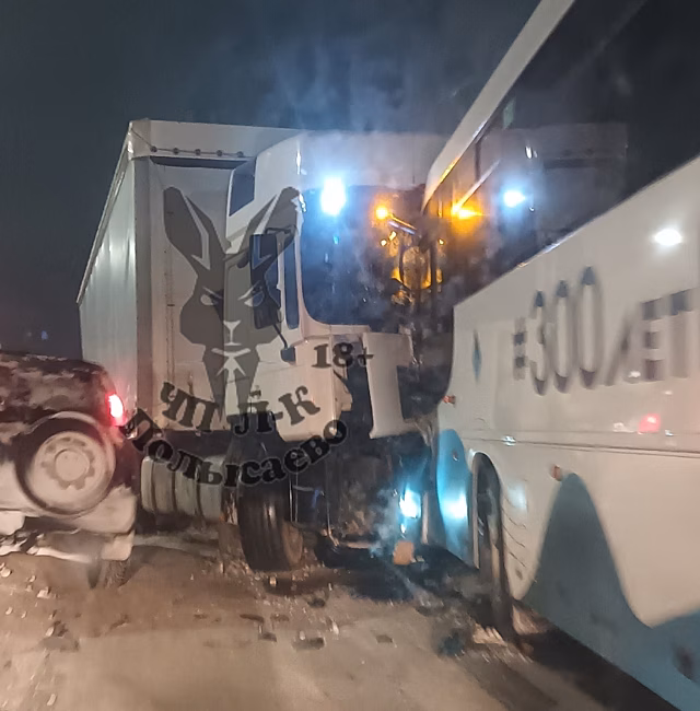 Три пассажира пострадали в лобовом ДТП с автобусом и фурой на кузбасском мосту