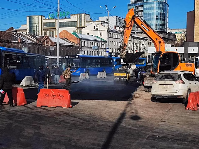 Озвучена причина появления ямы в центре Владивостока