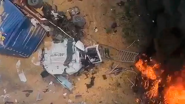 В Раменском фура сорвалась с эстакады и вспыхнула: видео