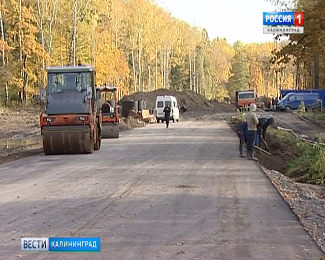 На строящуюся дорогу с Сельмы в Чкаловск уложили первый слой асфальта