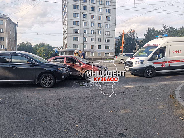 Легковушки влетели друг в друга на крупном проспекте в Кемерове