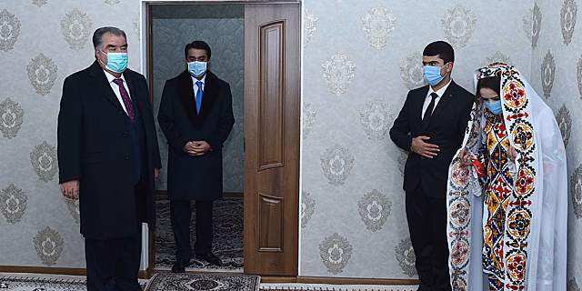 Эмомали Рахмон вручил сотрудникам Комитета нацбезопасности ключи от новых квартир