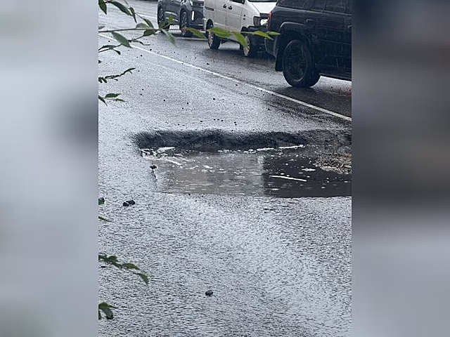 Читинцы возмущены ямой на дороге в центре города