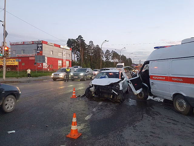 В Екатеринбурге в ДТП с участием машины скорой помощи пострадали шесть человек