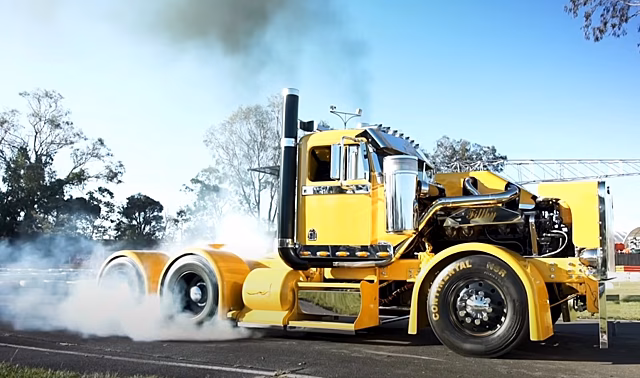 Энтузиаст построил тягач Peterbilt с двигателем мощностью 2300 л.с. для бернаута