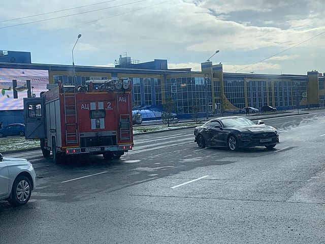 В Челябинске возле ТК «Кольцо» столкнулись спорткар и еще четыре автомобиля