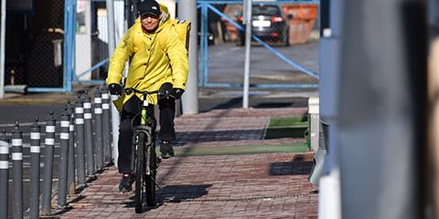 Депутат ГД предложил присваивать курьерам на велосипедах идентификационные номера