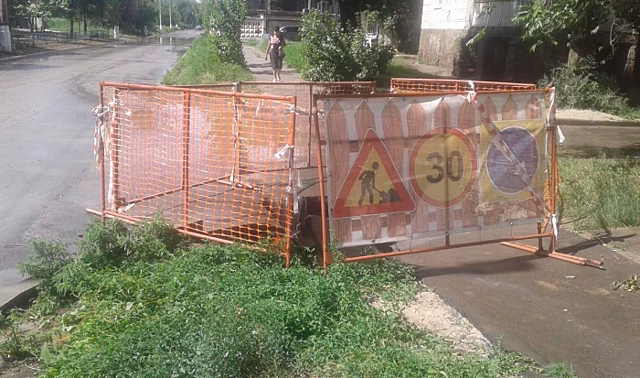 На юге Волгограда у жилого дома провалился асфальт