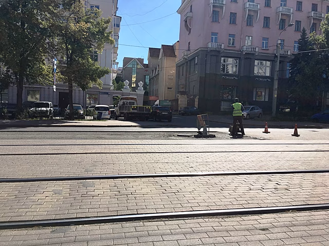 В центре Челябинска только что положенный асфальт снова вскрывают