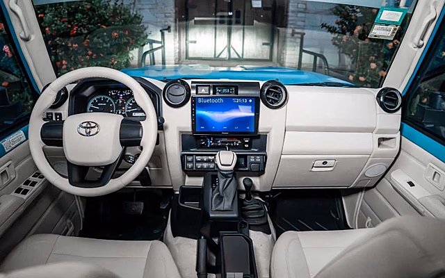 Белый салон и голубой кузов: самая необычная версия сурового Land Cruiser 70
