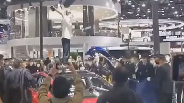 Пострадавшая в ДТП с Tesla китаянка устроила дебош на крыше авто в Шанхае