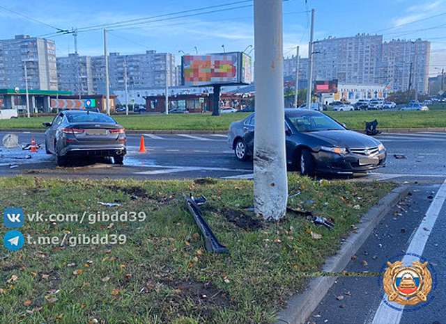 На Гайдара седан влетел в фонарь и задел другой автомобиль, одного из водителей госпитализировали
