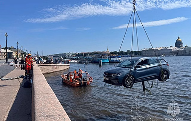 В центре Петербурга спасатели достали из Невы съехавший в воду автомобиль