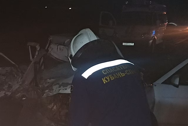 Спасатели из Армавира оказали помощь пострадавшим в ДТП на трассе