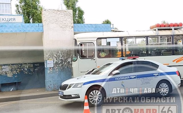 В Курске в ПАЗе, врезавшемся в остановку, пострадала 37-летняя женщина