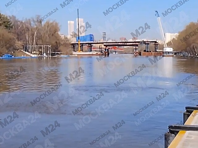 Автомобиль утонул в Москве-реке в районе улицы Затон Новинки
