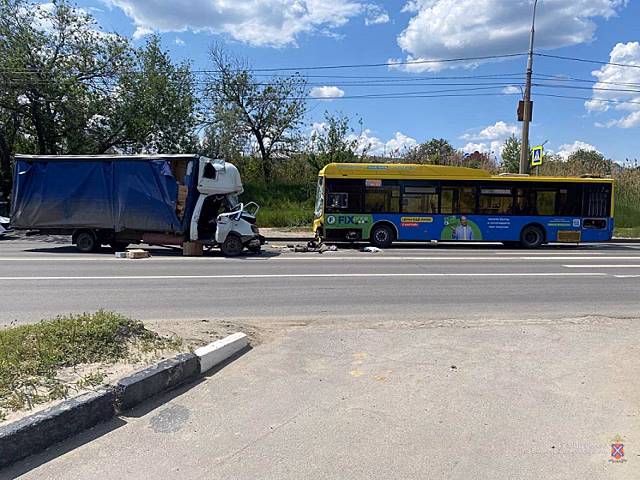 В Волгограде «ГАЗель» врезалась в автобус: пять человек пострадали