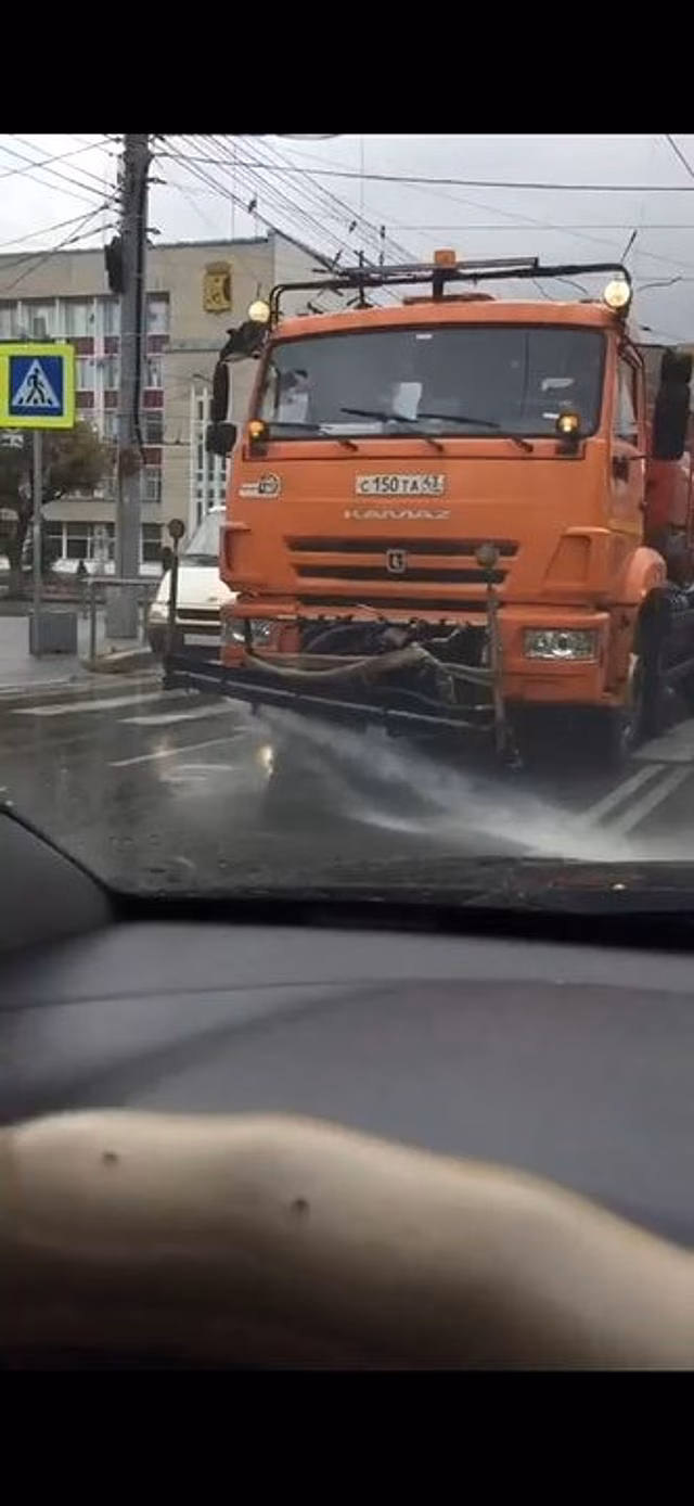 Кировчане предположили, почему в Кирове моют дороги во время дождя