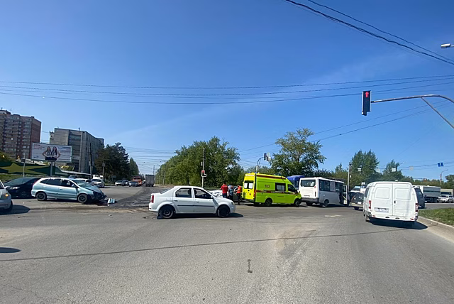 В Новосибирске нетрезвый водитель без прав врезался в маршрутку