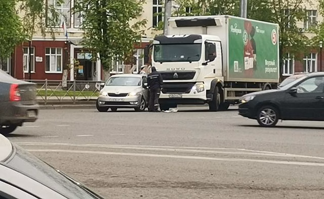В Курске утром 26 апреля на площади Перекальского произошло ДТП