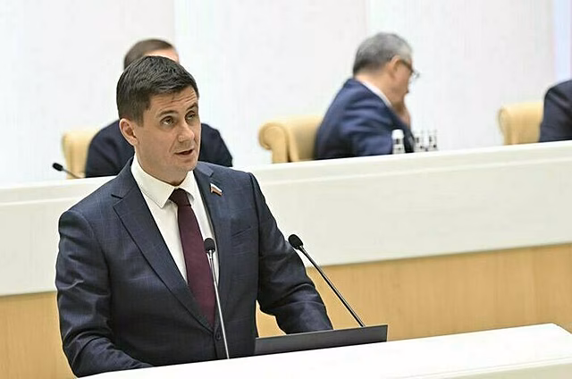 Сенатор Деньгин: Повышение штрафов за неэкологичные машины дисциплинирует водителей
